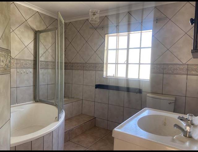 3 BEDROOM TOWNHOUSE FOR SALE IN HELDERKRUIN